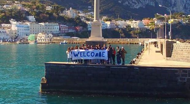 Striscione dei giovani dell'isola di Capri a favore dell'arrivo dei ... - Il Mattino