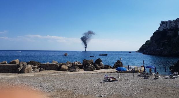 Tender in fiamme al largo di Amalfi Messe in salvo cinque persone - Il Mattino