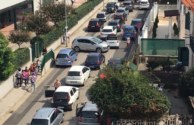 Traffico in tilt a Lago Patria: bambini aspettano i genitori oltre le#39 ... - Il Mattino