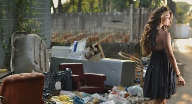 Modelle sui rifiuti, la mostra choc ad Ercolano | Il Mattino - Il Mattino