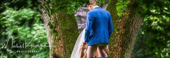 Gli sposi tardano alla cerimonia, il fotografo li sorprende mentre fanno sesso: lo scatto diventa virale