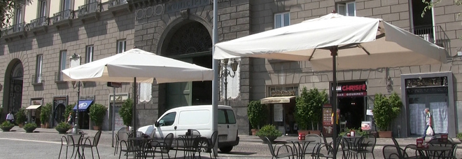 Risultati immagini per tavolini a piazza municipio a napoli
