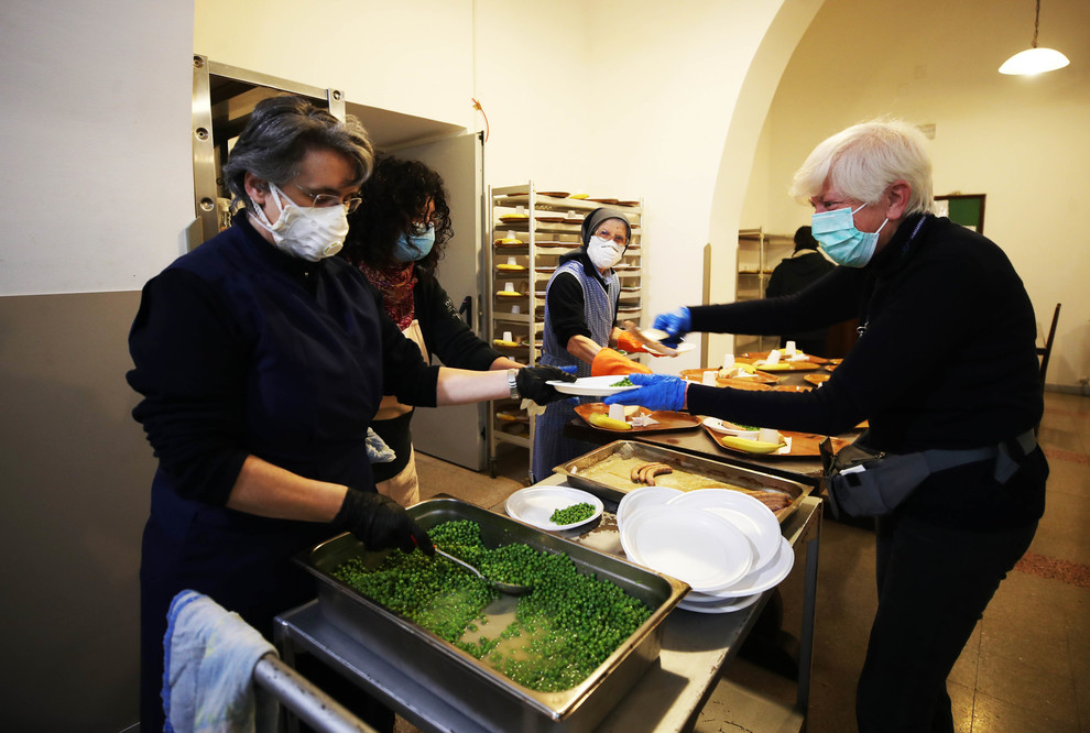 Coronavirus a Napoli, ressa alla mensa dei poveri della Sanità: per  mangiare si ritira il numero - Il Mattino.it