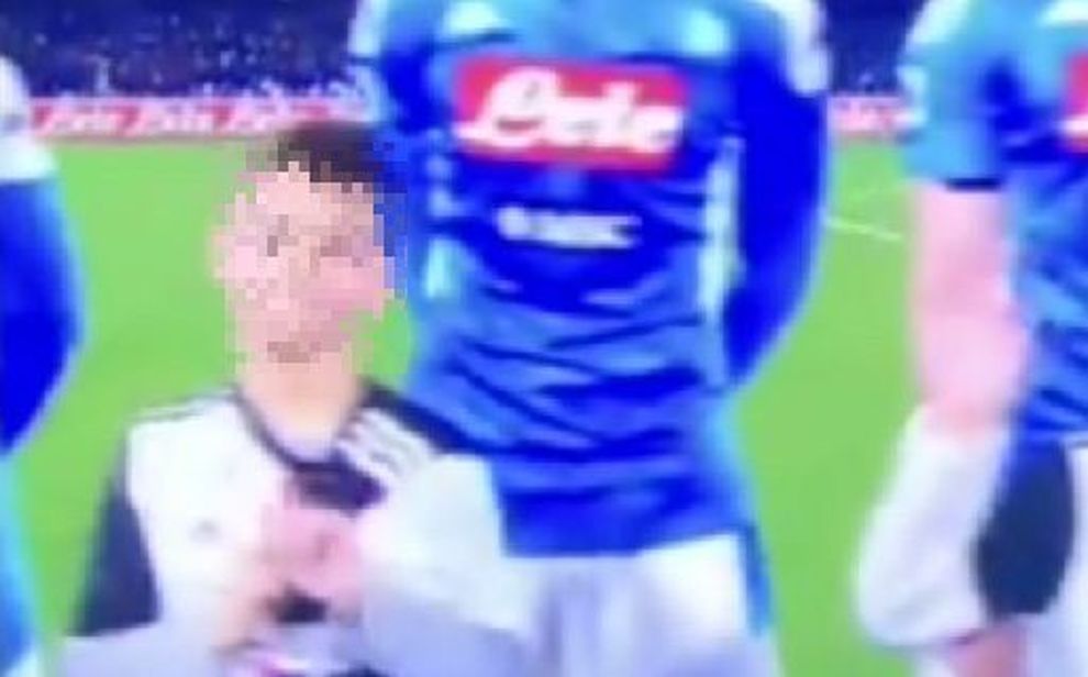 Napoli, bimbo mascotte copre logoe offende Juve: è gogna sui social - Il  Mattino.it