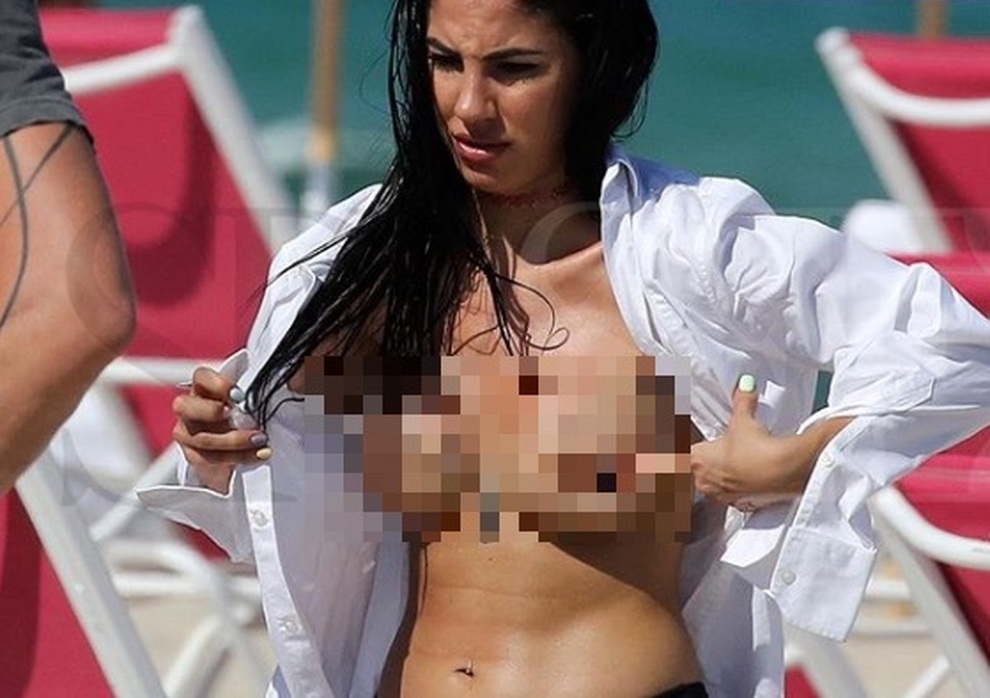 Giulia De Lellis in topless a Miami: paparazzata in shooting in spiaggia.