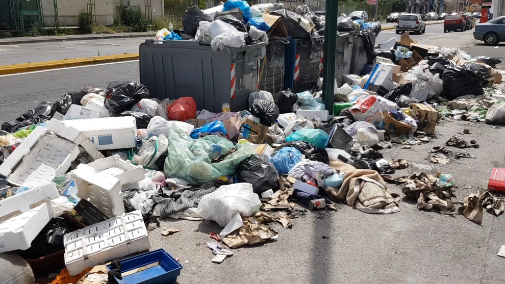 Montagne di rifiuti abbandonate sotto al sole, lo spettro dell'emergenza a  Napoli - Il Mattino.it