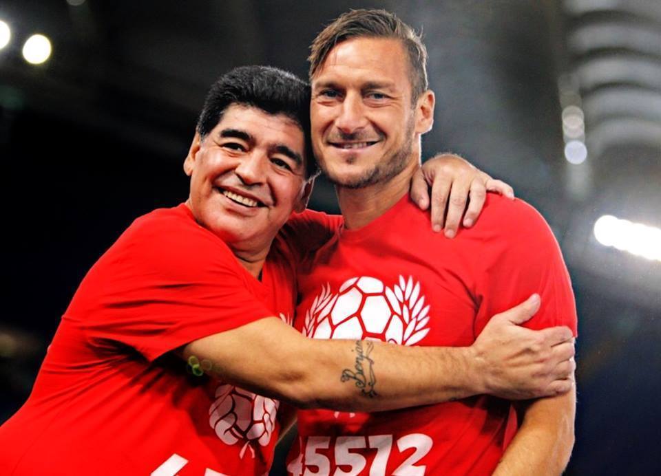 Totti al figlio: «Questo è Maradona, è il calcio. Lui mi ha insegnato  tutto» - Il Mattino.it