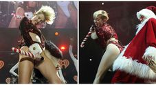 Immagini Natalizie Hot.Miley Cyrus Hot Con Babbo Natale Foto Nel 2011 Cantava Santa Claus Per I Bimbi Video Il Mattino It