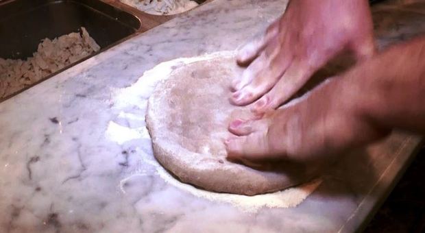 Il pizzaiolo Vincenzo Capuano e la pizza «ritrovata» dell'Antica Roma