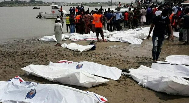 Barca affonda nel fiume, almeno 23 morti. Andavano ad una cerimonia religiosa