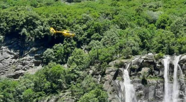 Sondrio, precipitano in una cascata: morta una donna di 42 anni, un 36enne ferito in modo grave