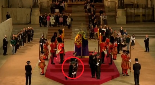 Regina Elisabetta, paura alla camera ardente: la guardia collassa, interrotto il video in diretta