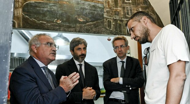 Raffaele Del Gaudio con il sindaco Manfredi, il prefetto Palomba e l'allora presidente della Camera Fico