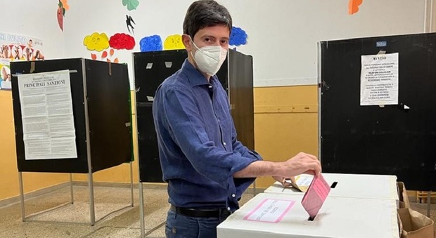 Elezioni 2022, il ministro Speranza vota a Napoli nel seggio di Soccavo