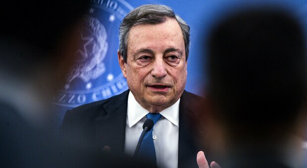 Mario Draghi torna alla ribalta e sceglie Davos: conferenze a porte chiuse al World Economic Forum