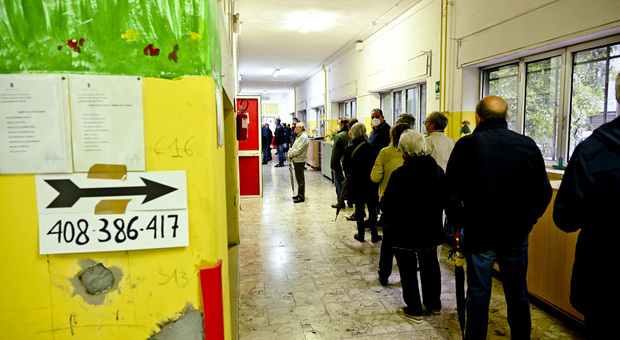 Elezioni 2022, i napoletani al voto sotto la pioggia tra speranze e paure