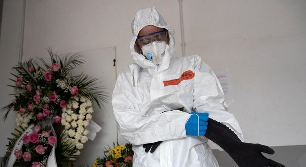 Coronavirus, troppi morti in Spagna: il Palaghiaccio di Madrid trasformato in obitorio