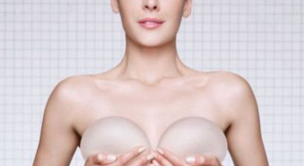 Arrivano le protesi al seno "spaziali", pesano il 30% in meno: «Utilizzata tecnologia Nasa»