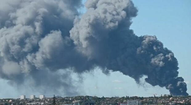 Parigi, colossale incendio devasta Rungis, il più vasto mercato ortofrutticolo del mondo Video
