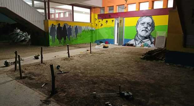 Gino Strada, inaugurato il murales alla stazione: sarà spazio di accoglienza e solidarietà