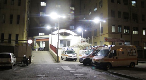 Napoli, notte di follia al pronto soccorso: feriti tre vigilantes