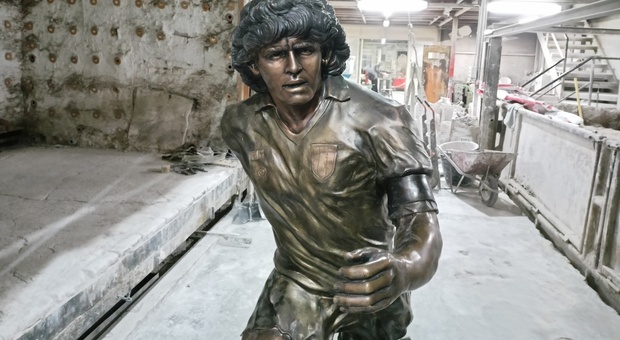 Maradona, un anno dopo la morte ecco la «statua del popolo»
