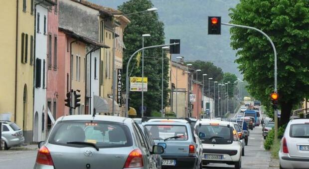 Semaforo verde, ma l'auto non riparte neppure dopo i colpi di clacson: uomo al volante stroncato da un malore a Rovigo