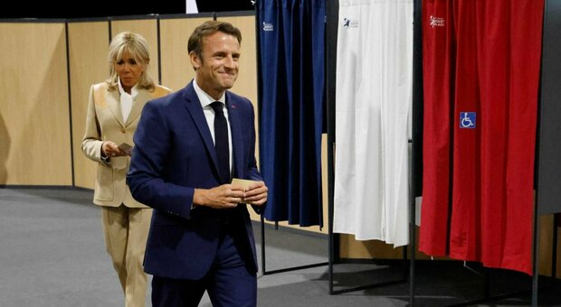 Elezioni in Francia, la coalizione di Macron supera Mélenchon ma solo del +0,09%