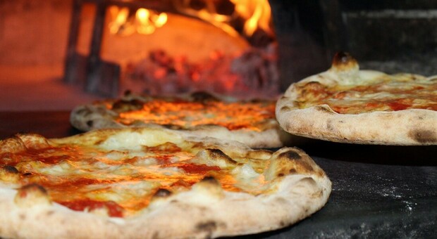 Napoli, blitz dei Nas nelle pizzerie del centro storico: sequestrati 50 kg di alimenti, multe per 12mila euro