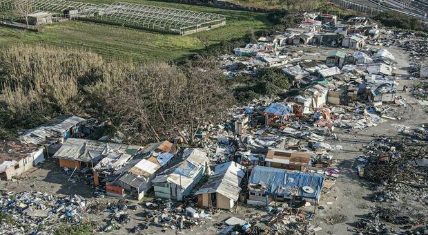 Napoli, si bonifica l'ex campo rom di Barra: tonnellate di rifiuti da smaltire