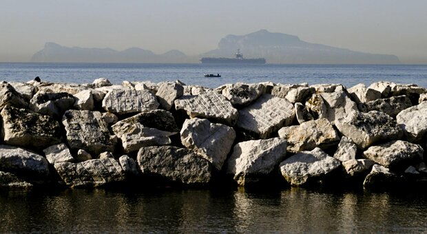 Napoli, la portaerei Truman arriva nel Golfo: folla sul lungomare per fotografarla