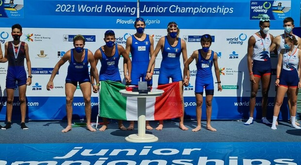 Gli azzurri del 4 con , medaglia d'oro, sul podio (foto ph Canottaggio.org)