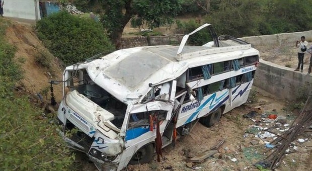 Matrimonio finisce in tragedia, l'autobus nuziale precipita nella scarpata: morti 25 invitati