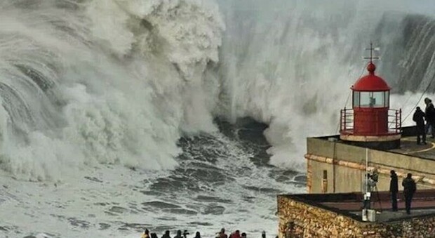 Turista francese inghiottito da un'onda mentre passeggia con una donna in riva al mare