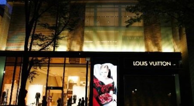 Louis Vuitton corre ai ripari: ridotto l'uso di termostati e luce nei negozi per risparmiare energia