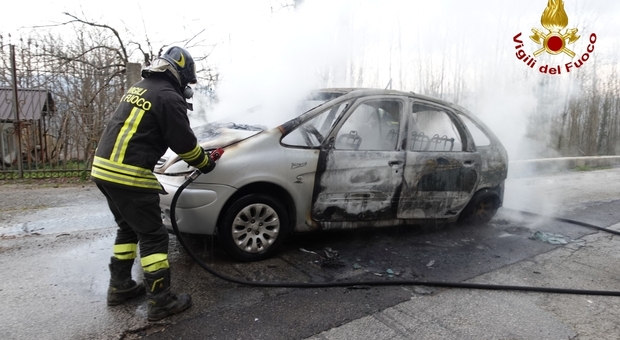 L'auto va fuoco durante la marcia e danneggia un palo Telecom