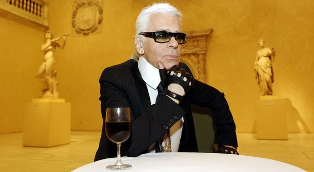È morto Karl Lagerfeld, leggendario Kaiser della moda: aveva 85 anni