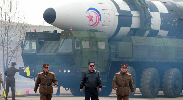 Corea del Nord, Kim Jong-Un: «Risponderemo a minacce con armi nucleari». E lancia un super-missile nel mar del Giappone