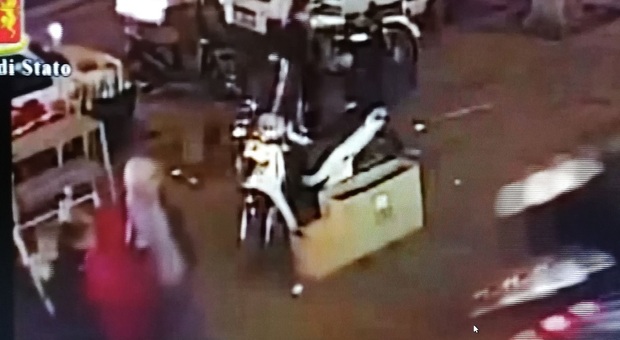 Un fermo immagine del video dell'aggressione ad Arturo in via Foria