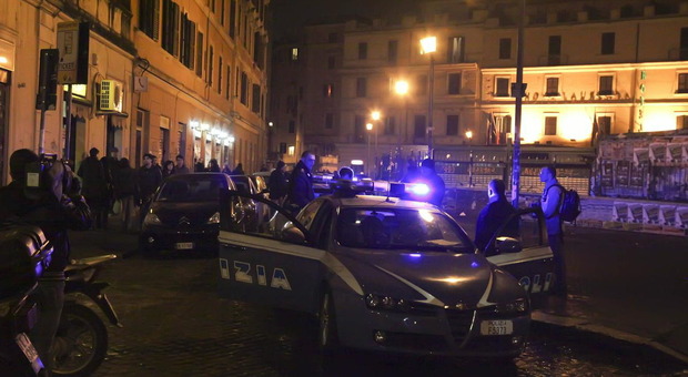 Roma, uomo trovato morto a San Lorenzo: sul corpo diversi lividi. Indaga la polizia