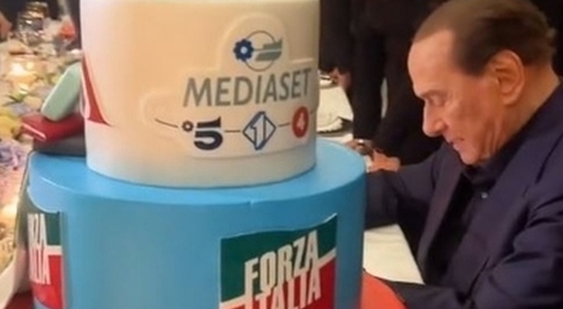 Berlusconi, la festa per gli 86 anni con la torta a cinque piani: «Chi ci crede, vince»