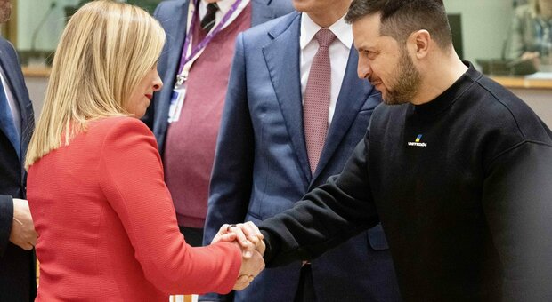 Meloni e Macron, gelo a Bruxelles. Il leader ucraino ottiene i jet: «Grazie all'Europa. A Parigi un incontro potente»