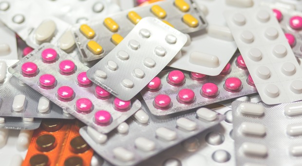 Vendeva farmaci oppiodi falsificando ricette mediche: l'arresto dopo che una ragazza 24enne è finita in coma farmacologico