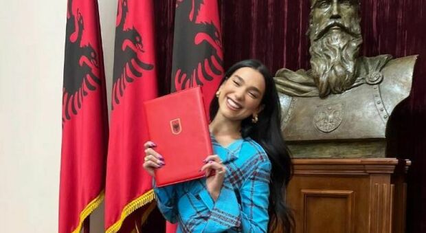 Dua Lipa riceve la cittadinanza albanese: «Una gioia indescrivibile»