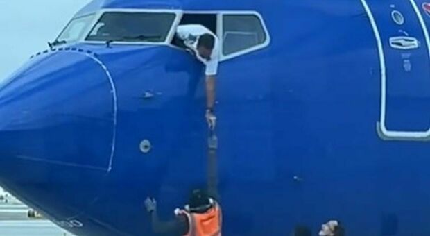 Passeggero dimentica cellulare, pilota si affaccia da finestrino per recuperarlo. Il video della Southwest Airlines