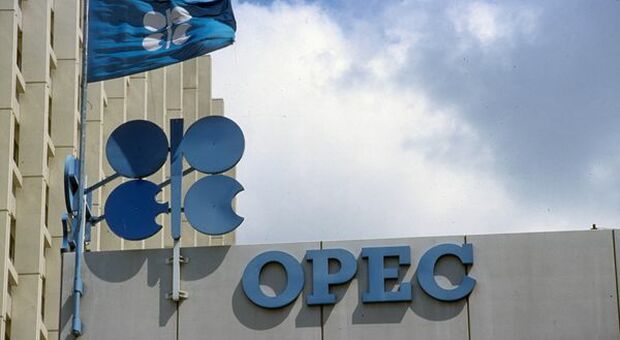 OPEC+, deciso maxi taglio a produzione greggio per sostenere i prezzi. Crollano le Borse: Milano -2,2%