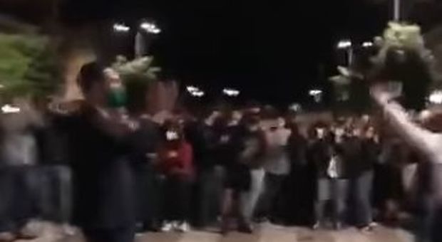 Avellino, la follia del sindaco Festa: «dirige» giovani in assembramento