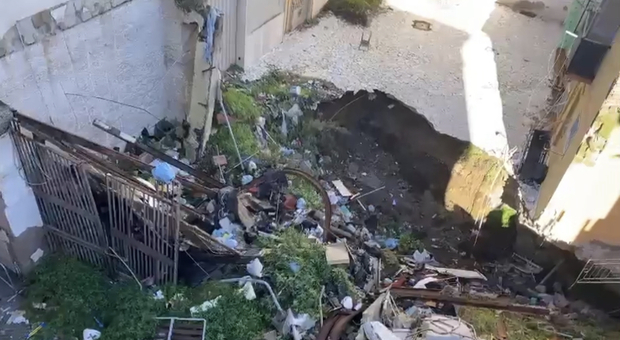 Sant’Antimo, crolla il cortile del civico 35 di via Giannangeli