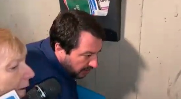 Salvini, danneggiata l'auto della donna che indicava il citofono del tunisino: «Sfondato il parabrezza»