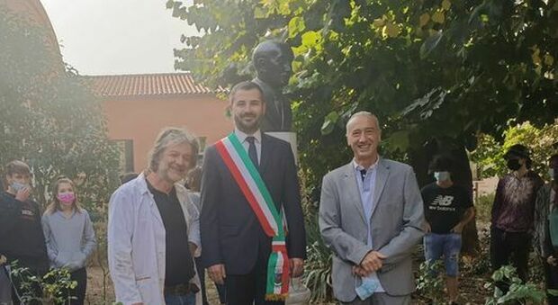 Civita Castellana, il busto di Ulderico Midossi è tornato a casa: dopo il furto, realizzata una copia